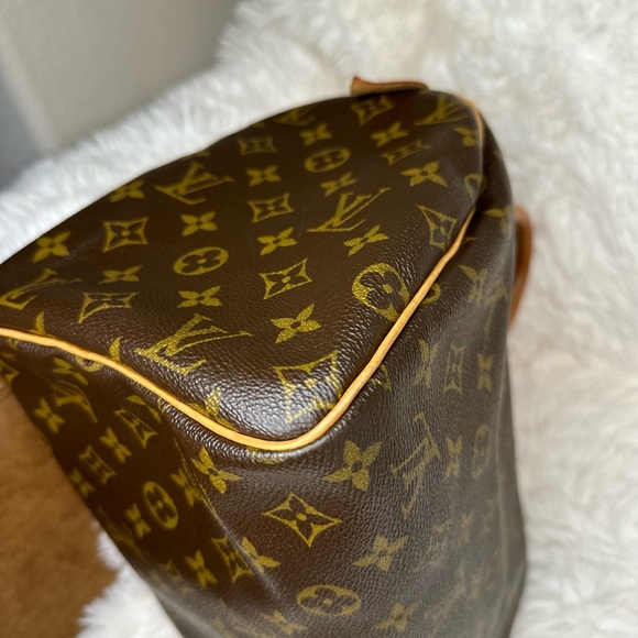 SOLD‼️! ♥️ Louis Vuitton Bandouliere Monogram Speedy 30
Was:$842 - Picture 8 of 17
